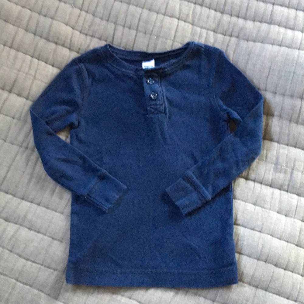 Snug fit. Long sleeve.